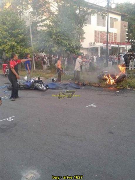 Shock Depan Yamaha R15 patah usai adu kambing lawan Bajaj Pulsar 200 sampai terbakar di Solo 06 pertamax7.com