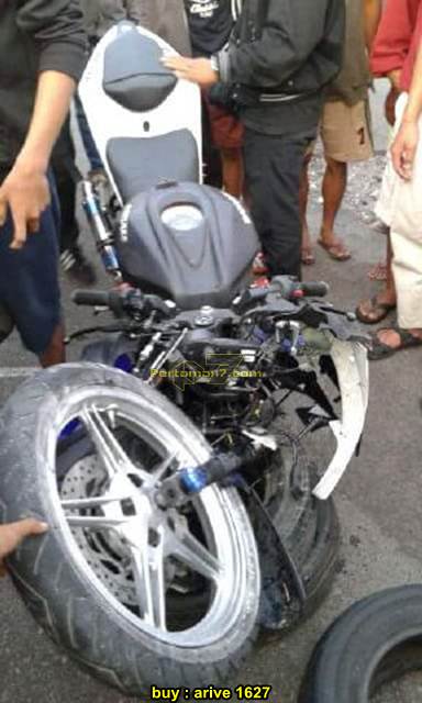 Shock Depan Yamaha R15 patah usai adu kambing lawan Bajaj Pulsar 200 sampai terbakar di Solo 08 pertamax7.com