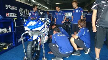 Tim dan crew Yamaha Factory Racing Indonesia team di paddock (2)