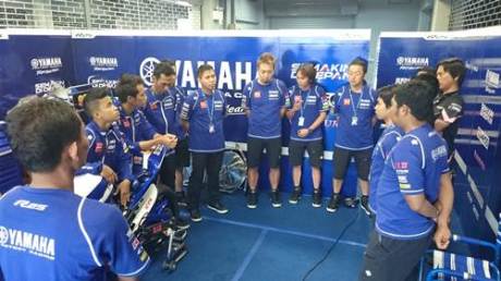 Tim dan crew Yamaha Factory Racing Indonesia team di paddock