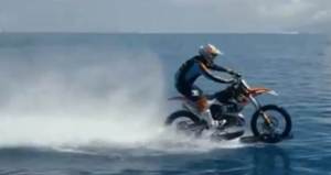 Unik.. KTM Enduro ini dipakai buat Ngebut dan Selancar di Pantai, Seru 04&nbsp;pertamax7.com