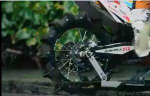 Unik.. KTM Enduro ini dipakai buat Ngebut dan Selancar di Pantai, Seru 06&nbsp;pertamax7.com