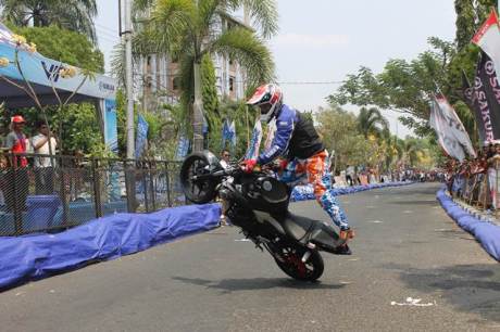 Aksi freestyle Wawan Tembong dengan Yamaha MT-25