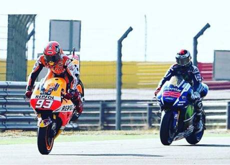 aksi-marc-marquez-stoppie-didepan-lorenzo-aragon-pertamax7.com