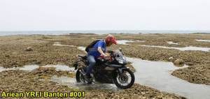 Aksi Yamaha R15 Libas Karang dan Air Laut Pantai Anyer, waspada karat 02&nbsp;pertamax7.com