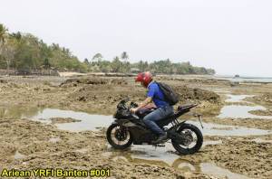 Aksi Yamaha R15 Libas Karang dan Air Laut Pantai Anyer, waspada karat 06&nbsp;pertamax7.com