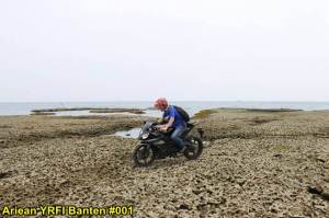 Aksi Yamaha R15 Libas Karang dan Air Laut Pantai Anyer, waspada karat 10&nbsp;pertamax7.com