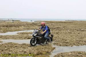 Aksi Yamaha R15 Libas Karang dan Air Laut Pantai Anyer, waspada karat 14&nbsp;pertamax7.com