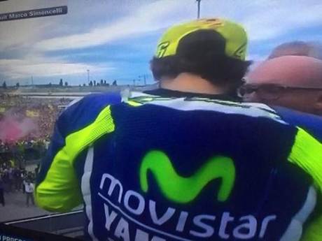 fans rossi teriak yel yel vale saat marquez naik podium pertamax7.com