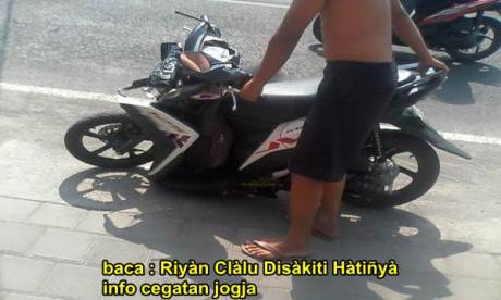 Hindari Ayam, Mio M3 Ringsek Tubruk Truk Parkir di Jogja 00 pertamax7.com