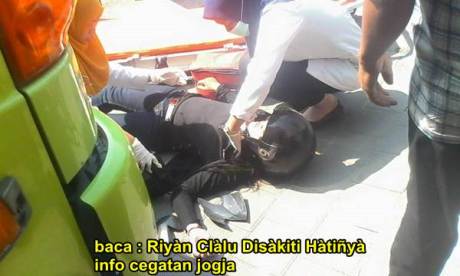 Hindari Ayam, Mio M3 Ringsek Tubruk Truk Parkir di Jogja 01 pertamax7.com