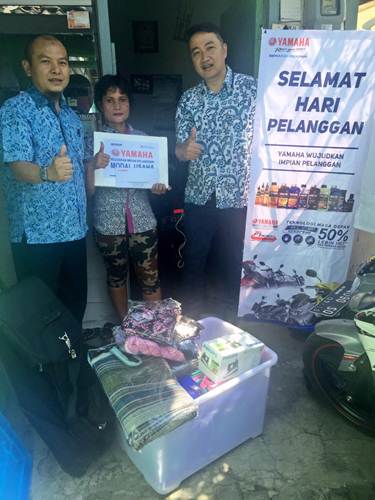 Ibu Nining mendapatkan dana bantuan usaha dari PT Yamaha Indonesia Motor Manufacturing yang secara simbolis diserahkan oleh perwakilan Yamaha di Semarang