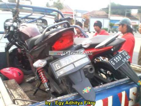 Kecelakaan New Honda Sonic 150R karena verza nyelonong 02 pertamax7.com