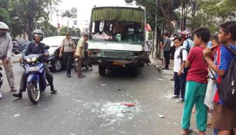 Kopaja Maut Tabrak Honda beat Karena Pedal Rem Terganjal Botol Air Mineral01 pertamax7.com