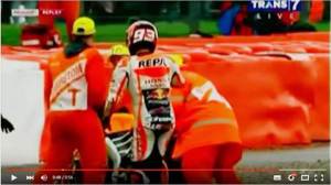 Marshall Motogp Silverstone 2015 Fans Rossi pakai Topi 46 saat Angkkat Marquez Crash 00&nbsp;pertamax7.com