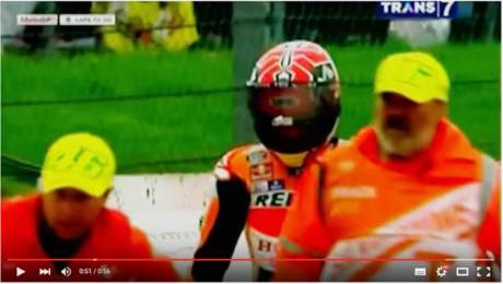 Marshall Motogp Silverstone 2015 Fans Rossi pakai Topi 46 saat Angkkat Marquez Crash 03 pertamax7.com
