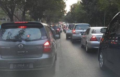 Mobil Mewah Toyota Camry Ceper nyangkut Polisi Tidur Unesa bikin Macet 1