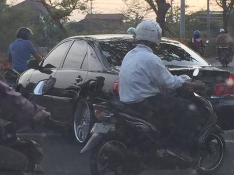 Mobil Mewah Toyota Camry Ceper nyangkut Polisi Tidur Unesa bikin Macet 2