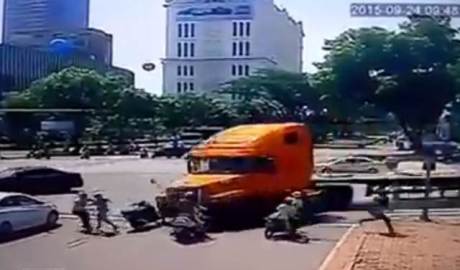 Sudah Berhenti Dibelakang Garis Lampu Merah Eh Di Tubruk Truk pertamax7.com