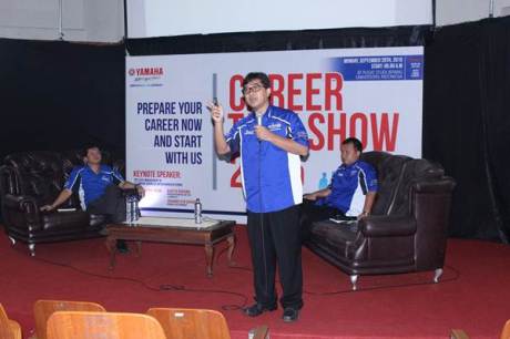 Tampak Director Production PT YIMM Teddy Cahyadi Yacob tengah berbicara di depan peserta, di belakangnya Johannes Siahaan  & Adhitya Pratama