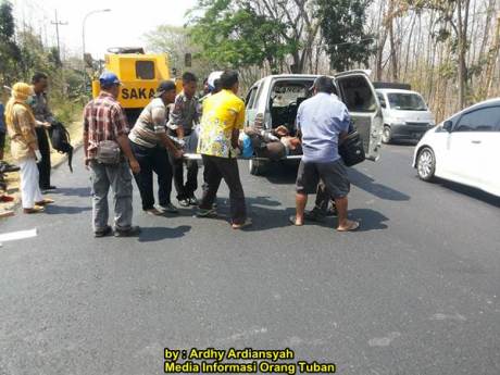 Terobos Rambu Perbaikan Jalan Tabrak Alat Berat Di Tuban 00 pertamax7.com