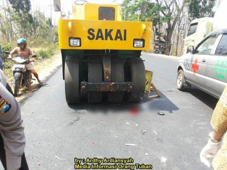 Terobos Rambu Perbaikan Jalan Tabrak Alat Berat Di Tuban 01 pertamax7.com