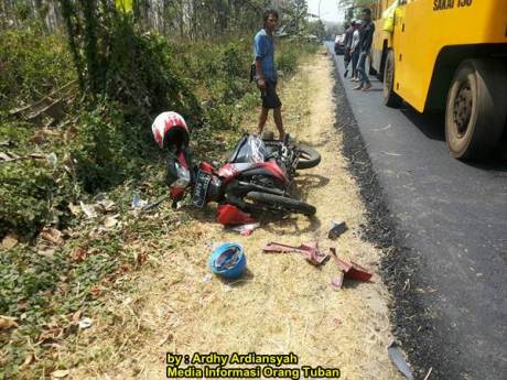 Terobos Rambu Perbaikan Jalan Tabrak Alat Berat Di Tuban 02 pertamax7.com