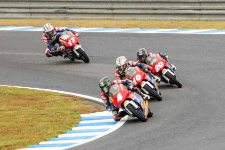 aksi--Andi-Farid-Izdihar-geber-honda-NSF250R-moto3-specs-pertamax7.com