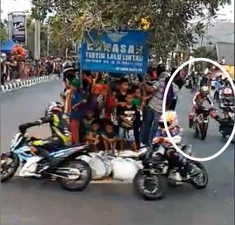 Heboh Pebalap new Honda Sonic tendang Yamaha Jupiter MX di balapan pasar senggol, Dendam pribadi kah pertamax7.com