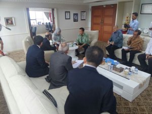 Menpora Imam Nahrawi menerima Dorna Sports Carmelo Ezpeleta bahas motogp Indonesia 2017 02&nbsp;Pertamax7.com