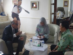 Menpora Imam Nahrawi menerima Dorna Sports Carmelo Ezpeleta bahas motogp Indonesia 2017 04&nbsp;Pertamax7.com