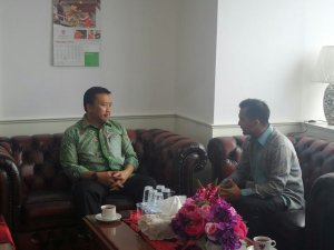 Menpora Imam Nahrawi menerima Dorna Sports Carmelo Ezpeleta bahas motogp Indonesia 2017 05&nbsp;Pertamax7.com