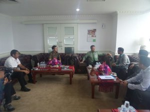 Menpora Imam Nahrawi menerima Dorna Sports Carmelo Ezpeleta bahas motogp Indonesia 2017 06&nbsp;Pertamax7.com