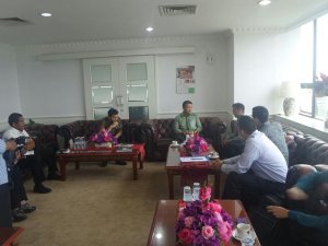 Menpora Imam Nahrawi menerima Dorna Sports Carmelo Ezpeleta bahas motogp Indonesia 2017 07&nbsp;Pertamax7.com