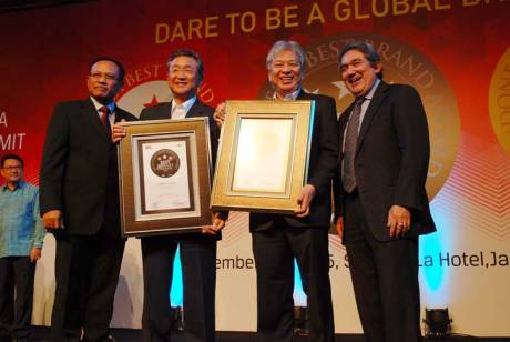 Minoru-Morimoto-Vice-President-PT-YIMM-&-Dyonisius-Beti-Executive-Vice-President-PT-YIMM-menerima-Indonesia-Best-Brand-Award-2015-untuk-Mio-dan-V-xion