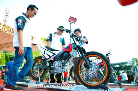 Modifikasi-New-Honda-Sonic-150r-Jadi-Motor-Trial-Ini-Memang-Sadis-09-Pertamax7.com
