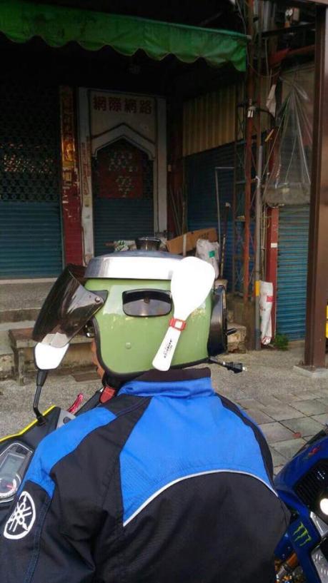 Ngakak Liat Helm bergaya Rice Cooker Magic Jar lengkap dengan Sendok nasi pertamax7.com