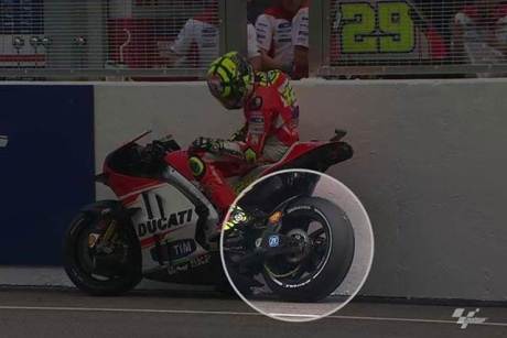 Rantai Ducati GP.15 Iannone terlepas di Free Practice 3 Motogp Sepang 2015, Ngeri pertamax7.com