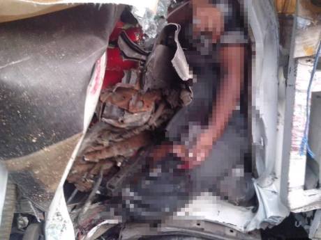 Rombongan Bus Wisata Karyawan PT. Gudang Garam Tabrak truk di Kediri 02 Pertamax7.com