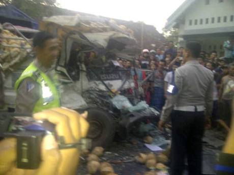 Rombongan Bus Wisata Karyawan PT. Gudang Garam Tabrak truk di Kediri 03 Pertamax7.com