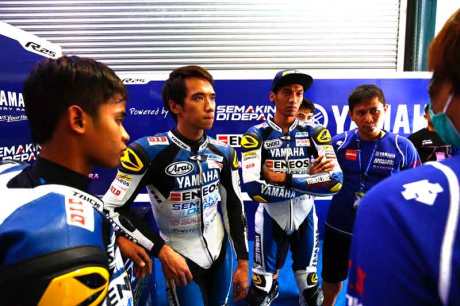 Trio-Yamaha-Factory-Racing-Indonesia-team-Galang-Hendra-Imanuel-Pratna-Sigit-PD-di-Losail-International-Circuit-Qatar-seri-5-ARRC-2015--(1)