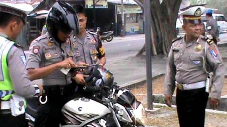 Unik tapi nyata, Polisi merazia Polisi di Karimun banyak Tak Bawa SIM, langsung suruh ambil pulang