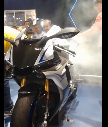 yamaha R1M berasap setelah di geber di pameran otomotif pertamax7.com