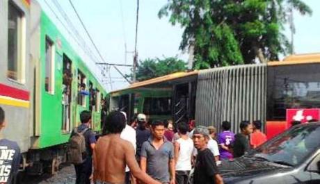Abaikan Rambu dan Pegang Ponsel, Bus TransJakarta tabrak KRL di Kedoya 01 Pertamax7.com