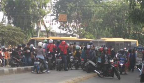 Abaikan Rambu dan Pegang Ponsel, Bus TransJakarta tabrak KRL di Kedoya 02 Pertamax7.com