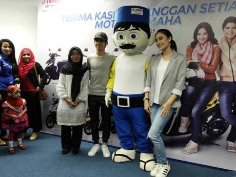 Aliando-dan-Tatjana-bersama-konsumen-loyal-Yamaha