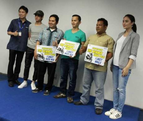 Aliando-dan-Tatjana-bersama-pemenang-unit-motor-Mio-M3-dan-NMAX-grand-prize-Jakarta-Fair-2015