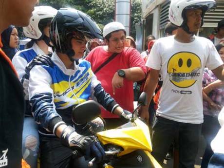 Aliando-dan-Tatjana-naik-Yamaha-Mio-M3-menuju-SMUN-77-Jakarta