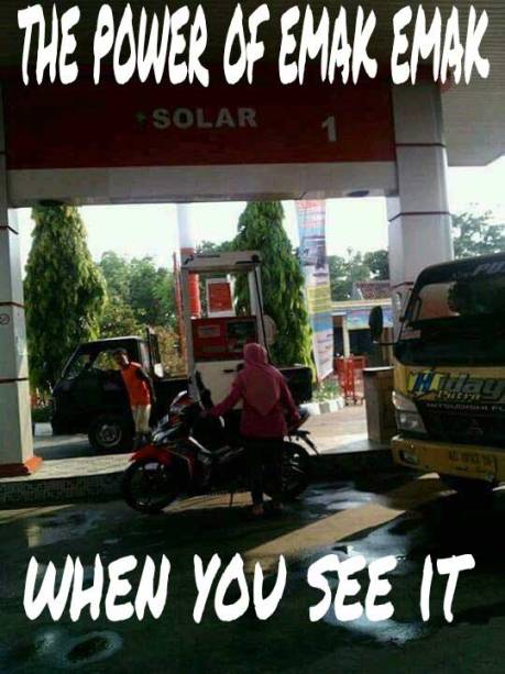 Heboh-ibu-ibu-Isi-Honda-Blade-Pake-Solar--pertamax7.com-