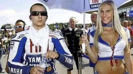Lorenzo Ngakak Lihat Meme dirinya dan Marquez jadi umbrella girls pertamax7.com